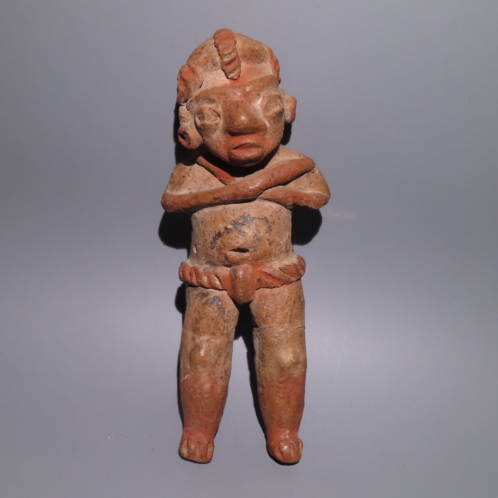 Nayarit, Mexiko Terracotta - VERÖFFENTLICHT und AUSGESTELLT - Figur mit verschränkten Armen und Helm. Spanische Exportlizenz. #1.1