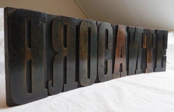 Printing blocks - GROTE antieke perenhouten letters met als tekst: "BROCANTE" - Netherlands #2.1