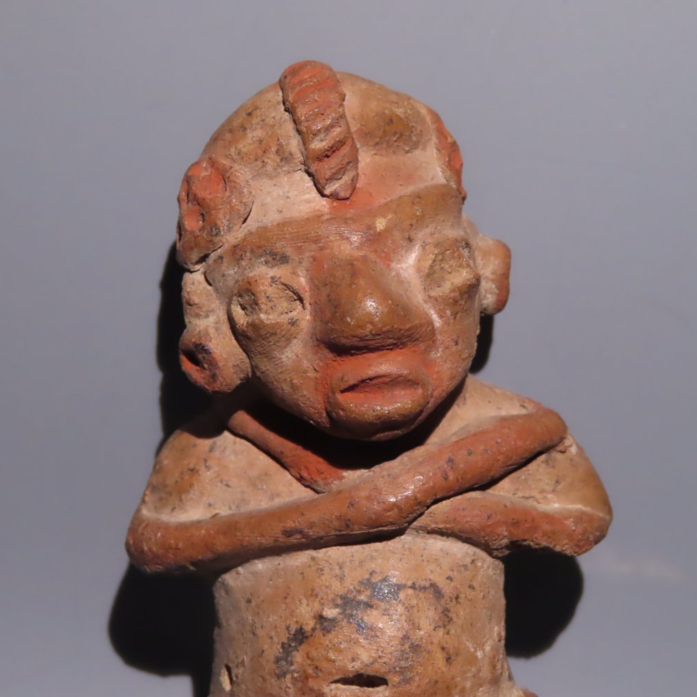 Nayarit, Mexiko Terracotta - VERÖFFENTLICHT und AUSGESTELLT - Figur mit verschränkten Armen und Helm. Spanische Exportlizenz. #1.2