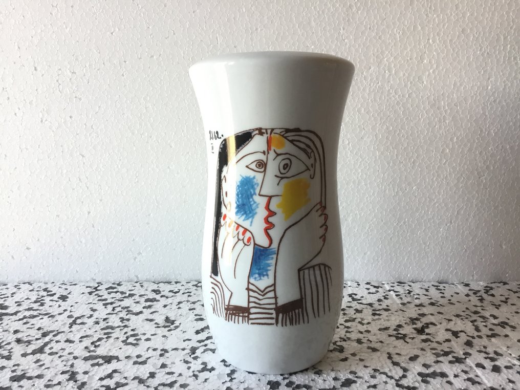 MMI - Tognana - Succession Pablo Picasso - Vase -  Head resting on hands II (1962)  - Porcelain - Picasso Official Licensed #1.0