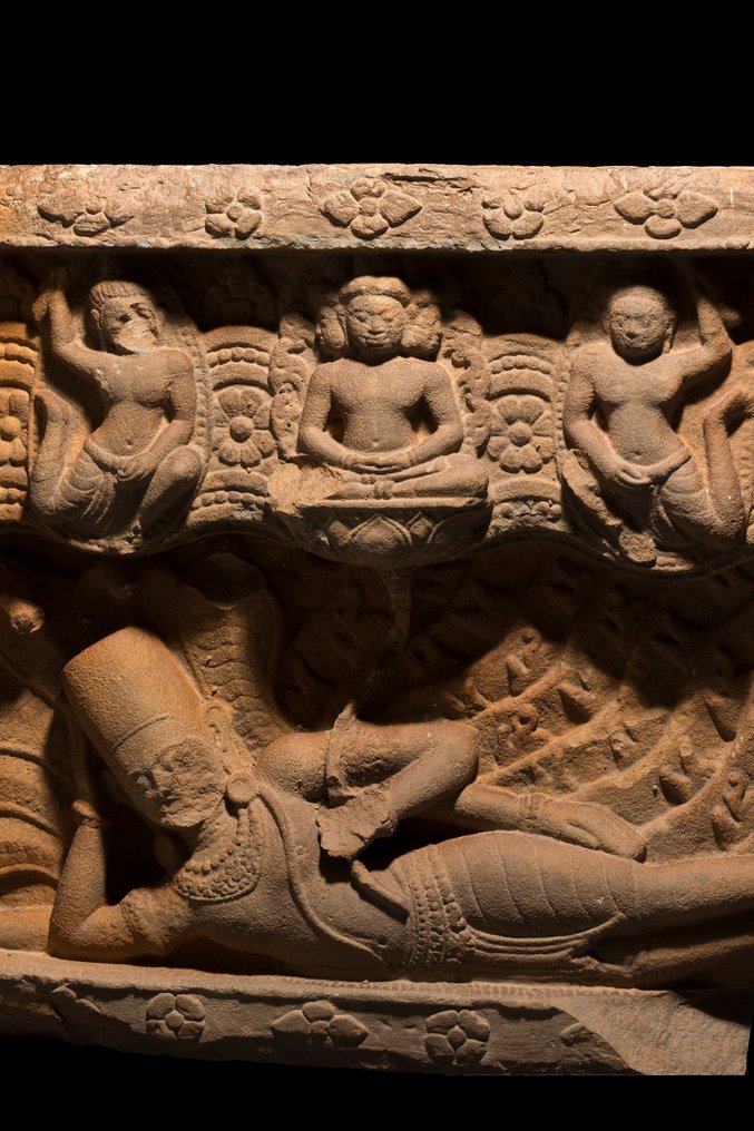 Pre-Angkor, Cambodja Zandsteen Pre-Angkor, Cambodja Zandstenen latei met de droom van Vishnu en de geboorte van Brahma. 108 cm L. #3.2