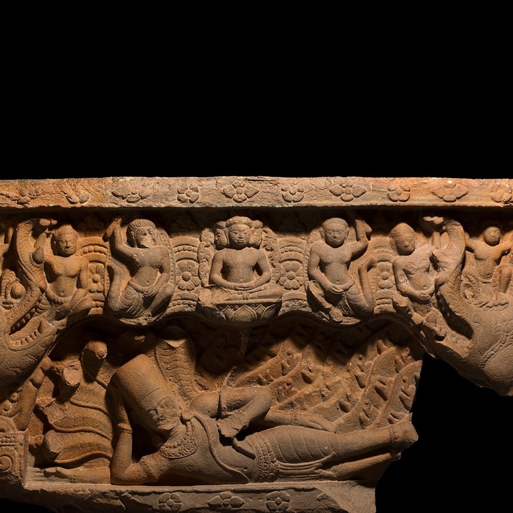 Pre-Angkor, Cambodgia Gresie Pre-Angkor, Cambodgia Buiandrug din gresie cu visul lui Vishnu și nașterea lui Brahma. 108 cm L. #2.1