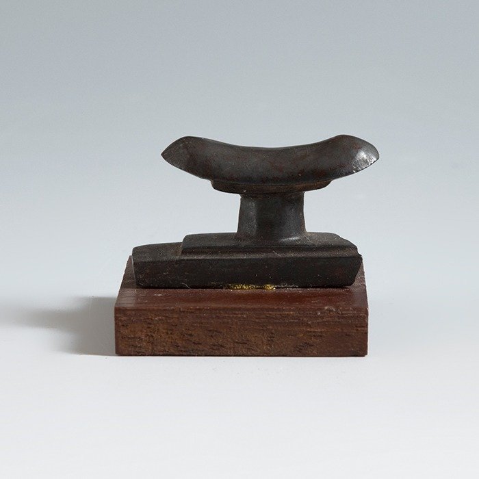Antico Egitto Pietra Amuleto del poggiatesta. L.30 mm. Licenza di esportazione spagnola. #1.2