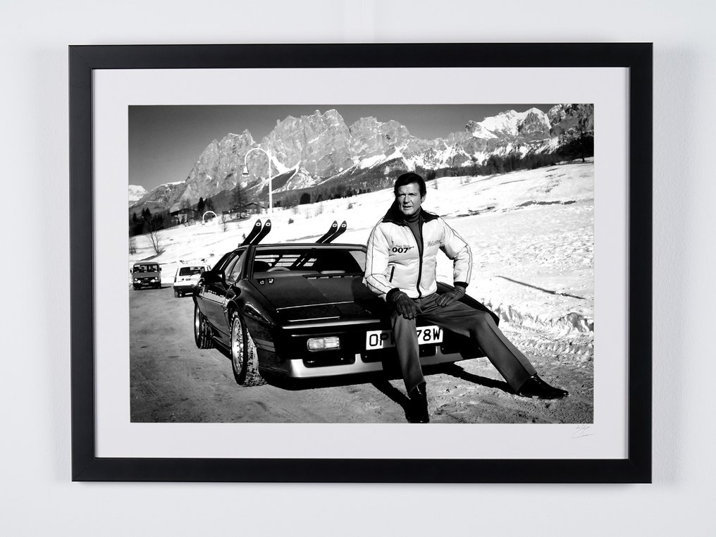 James Bond 007: For Your Eyes Only, Roger Moore and his Lotus Esprit S1 - Fine Art Photography - Luxury Wooden Framed 70X50 cm - Limited Edition Nr 08 of 30 - Serial ID 30024 - Original Certificate (COA), Hologram - 100% New. Shipping Reduction from 3 items #1.0