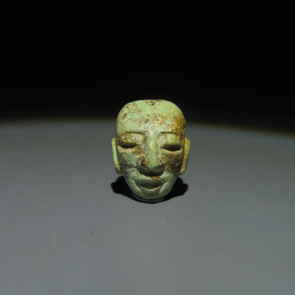 墨西哥特奧蒂瓦坎 綠松石 面具吊墜。西元3-7世紀。 1.7 公分長。有西班牙進口許可證 #1.1