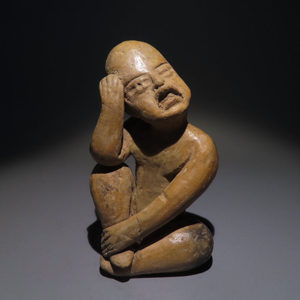 Olmeken - Olmeka, Mexiko, Terracotta Hübsche Babygesichtsfigur, schöne Position. 1200 v. Chr. 10 cm H. Spanische Exportlizenz. #1.1