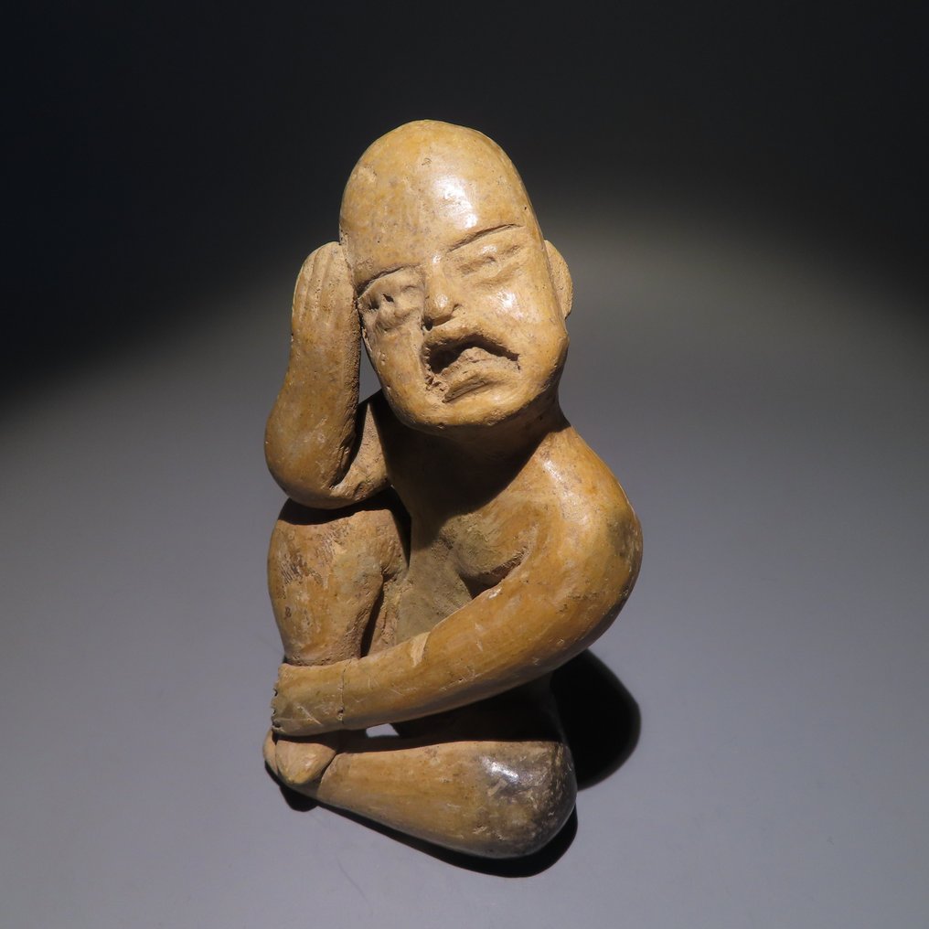 Olmeken - Olmeka, Mexiko, Terracotta Hübsche Babygesichtsfigur, schöne Position. 1200 v. Chr. 10 cm H. Spanische Exportlizenz. #1.2