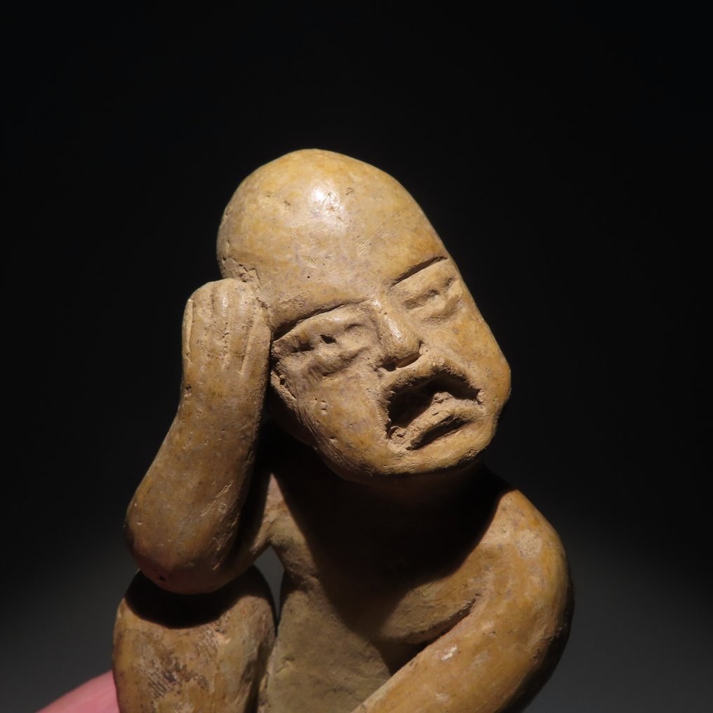 Olmec - Olmeca, Mexikó, Terrakotta Pretty Baby arcfigura, szép pozíció. Kr.e. 1200. 10 cm H. Spanyol kiviteli engedély. #2.1