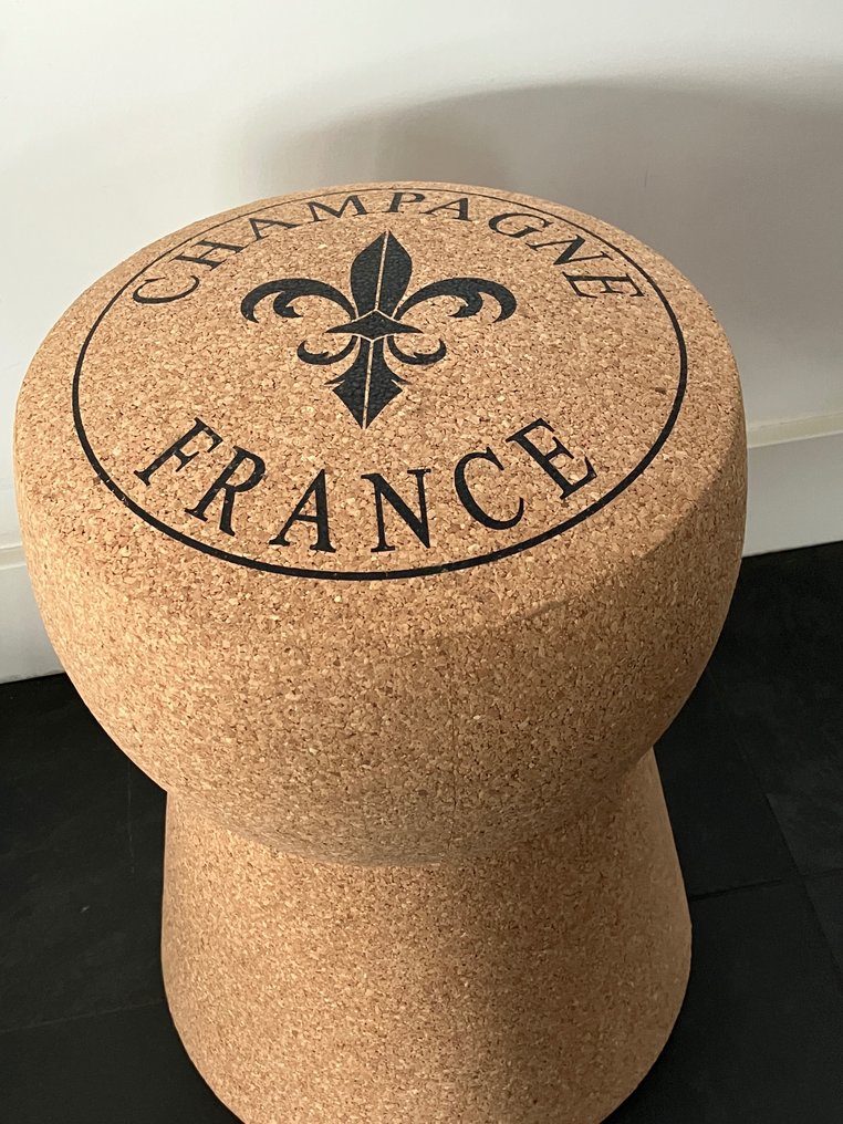 Σκαμνί - Κούρκ - κρούκ σε σχήμα φιαλιδιού σαμπάνιας. #2.1