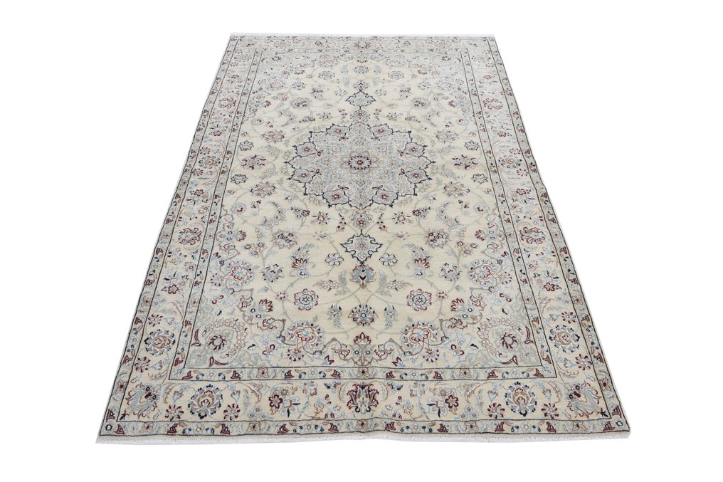 Nain with lots of silk - Rug - 230 cm - 198 cm #1.2