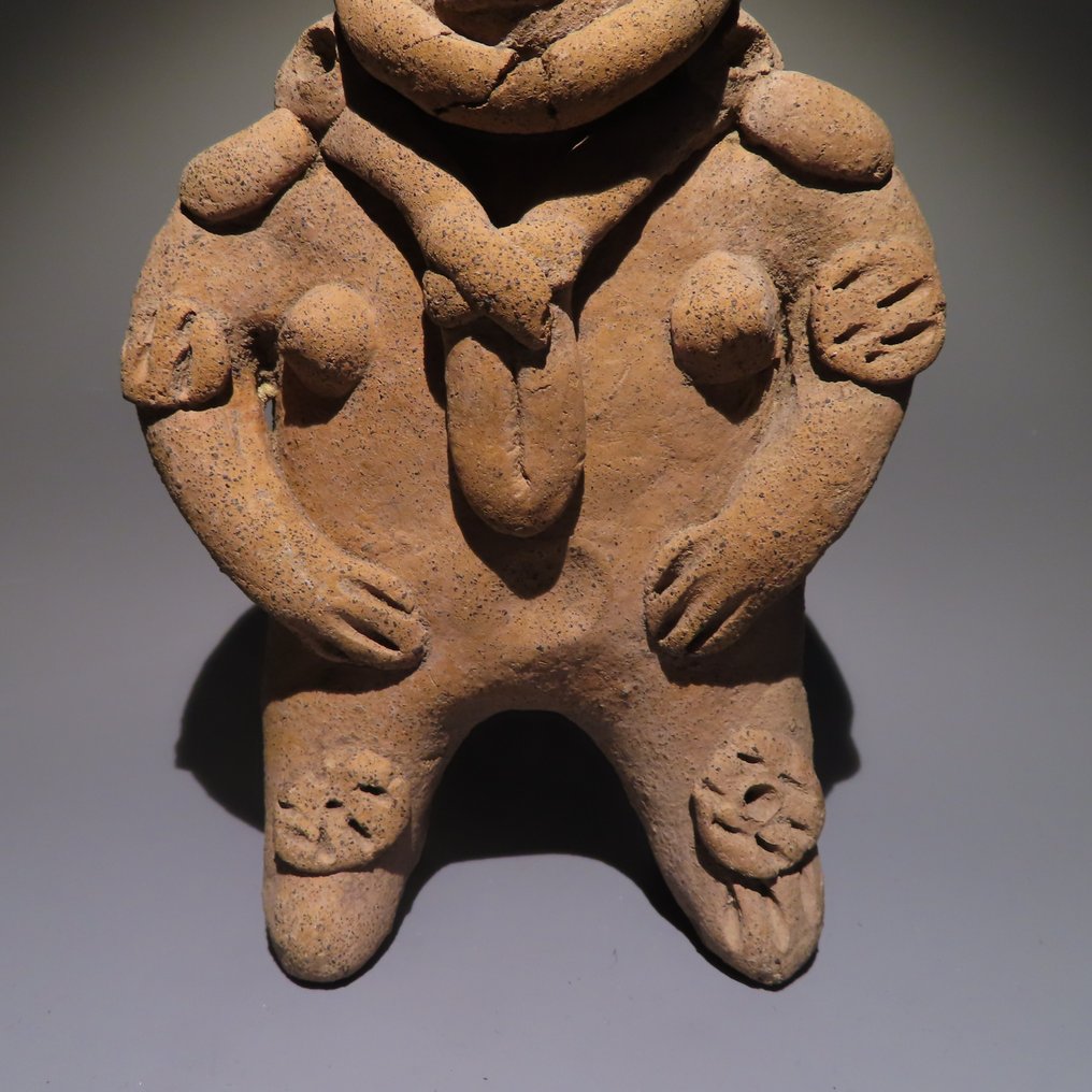 Nayarit, Mexico Terrakotta Kæmpe figur af en kriger. Meget sjælden. 19 cm H. Spansk eksportlicens. #2.1