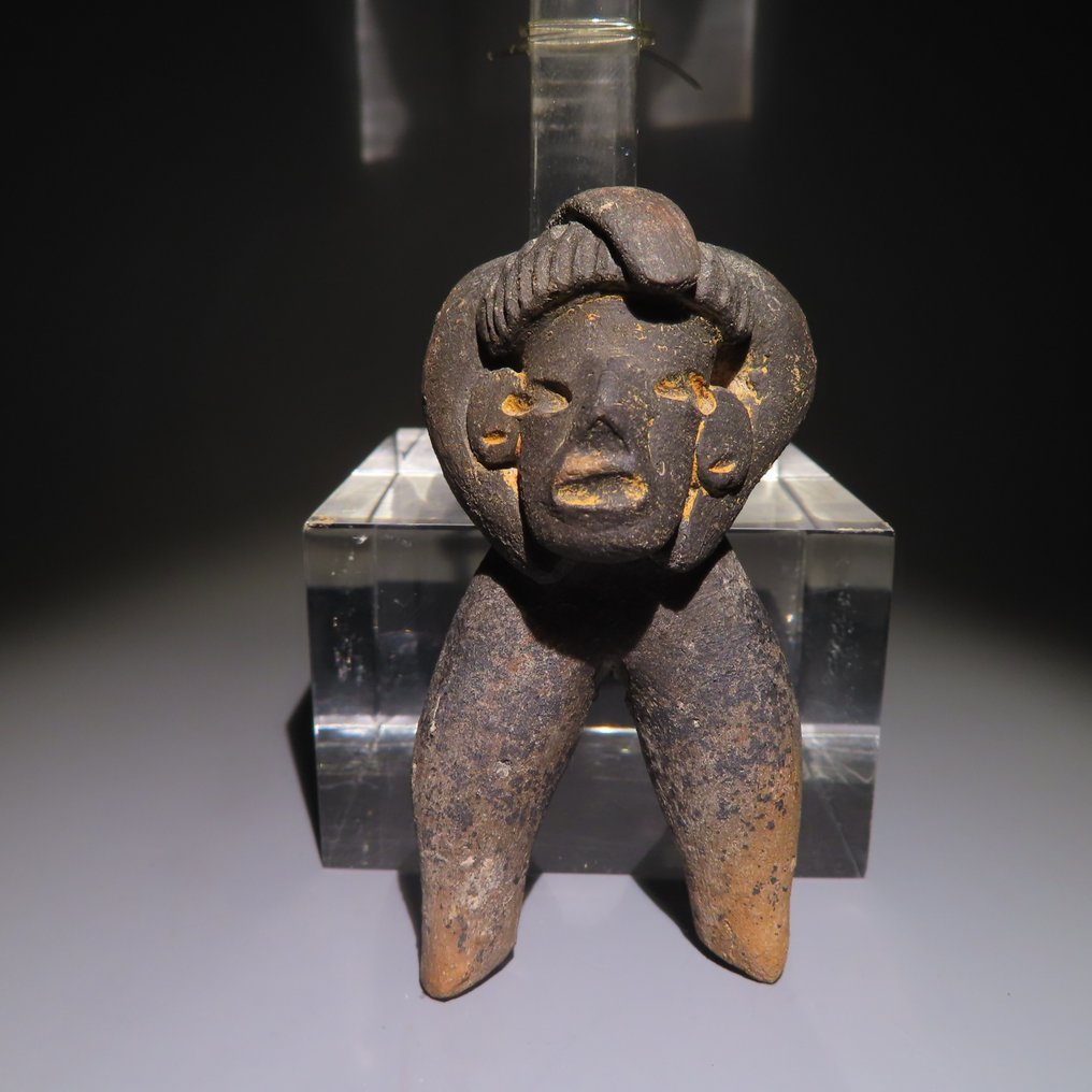 Colima, Mexico, Terrakotta Figur med afskåret hoved på hænderne. 7 cm H. Med spansk eksportlicens. #2.1