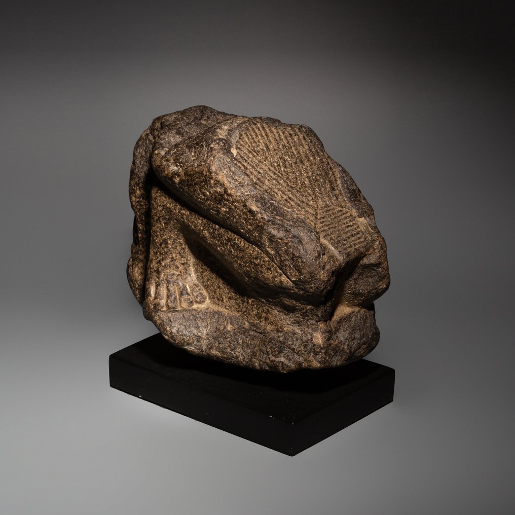 古埃及 花岗岩 贵族跪姿雕塑的下半部分。新王国时期，公元前 1550 - 1070 年。高 17.5 厘米。 #1.2