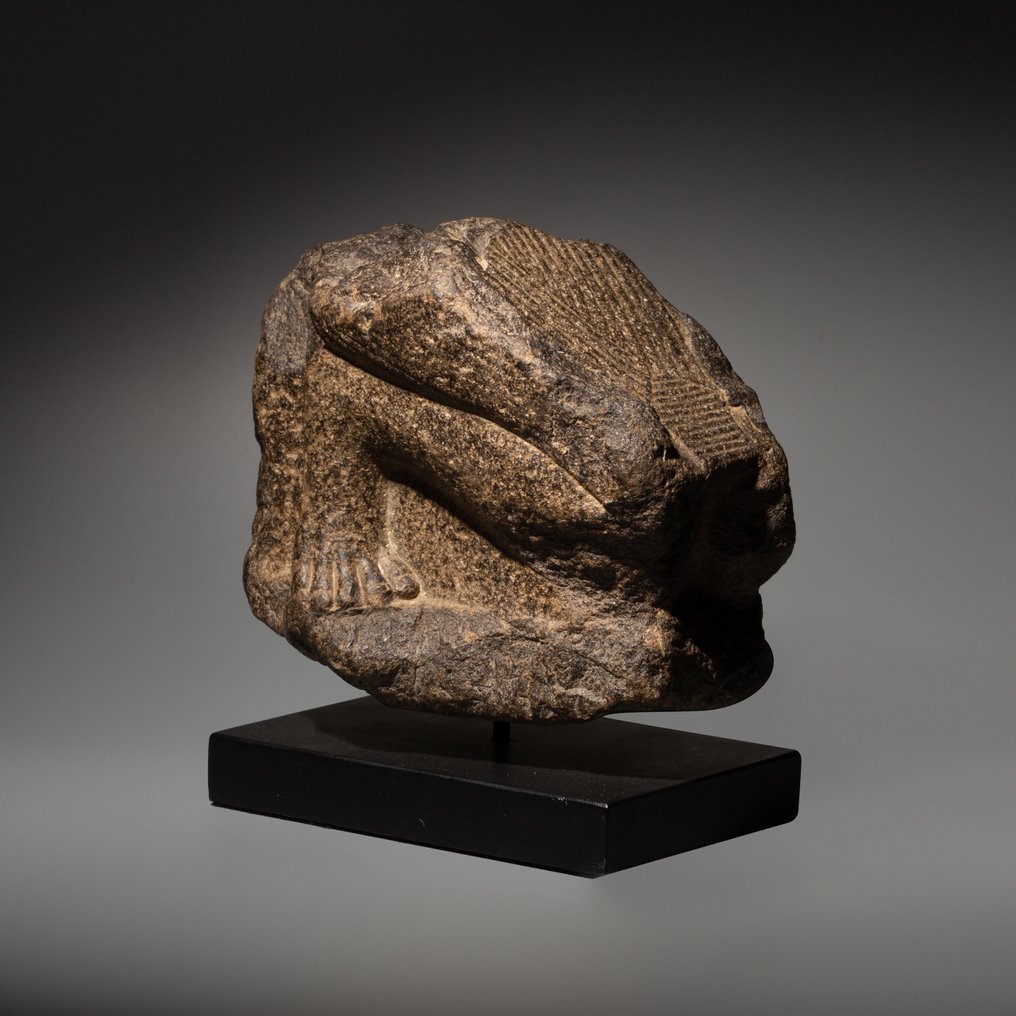 Égypte ancienne Granit Partie inférieure d'une sculpture de noble agenouillé. Nouvel Empire, 1550 - 1070 av. 17,5 cm H. #1.1