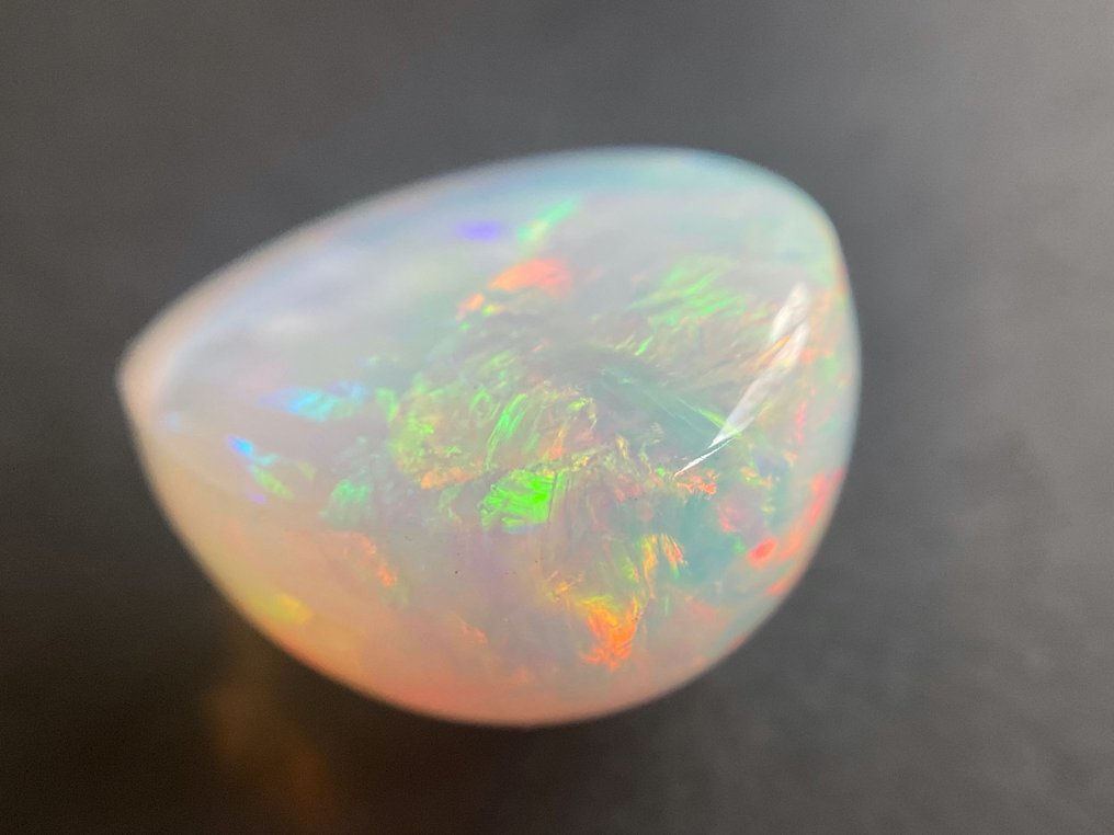 White + Play of Colors (Intense) Crystal opal - 18.02 ct #3.2