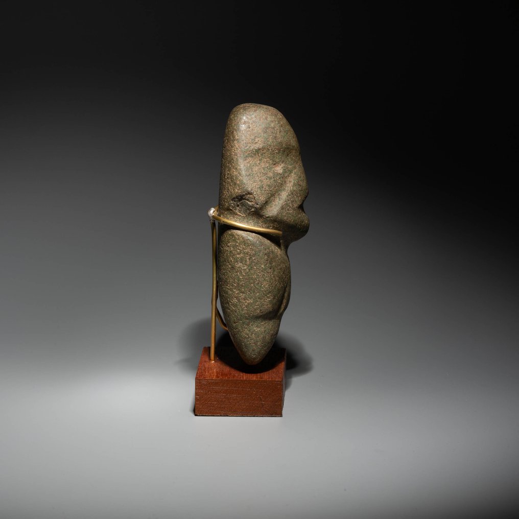 Mezcala, Estado de Guerrero, México Pedra Figura Antropomórfica EXIBIDA. 200 AC – 500 DC. 10,5 cm H. Intacto. Com licença de exportação #2.1