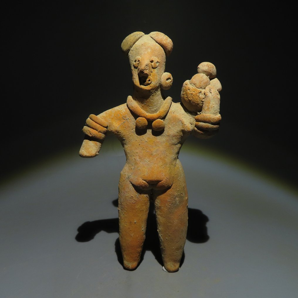 Colima, Oeste de México Terracota Figura de maternidad. 200 a. C. - 500 d. C. 13 cm H. Licencia de Importación Española. #1.2