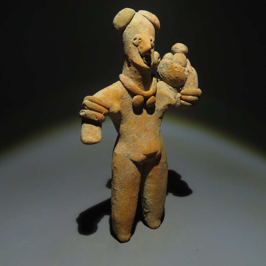 Colima, Oeste de México Terracota Figura de maternidad. 200 a. C. - 500 d. C. 13 cm H. Licencia de Importación Española. #2.1
