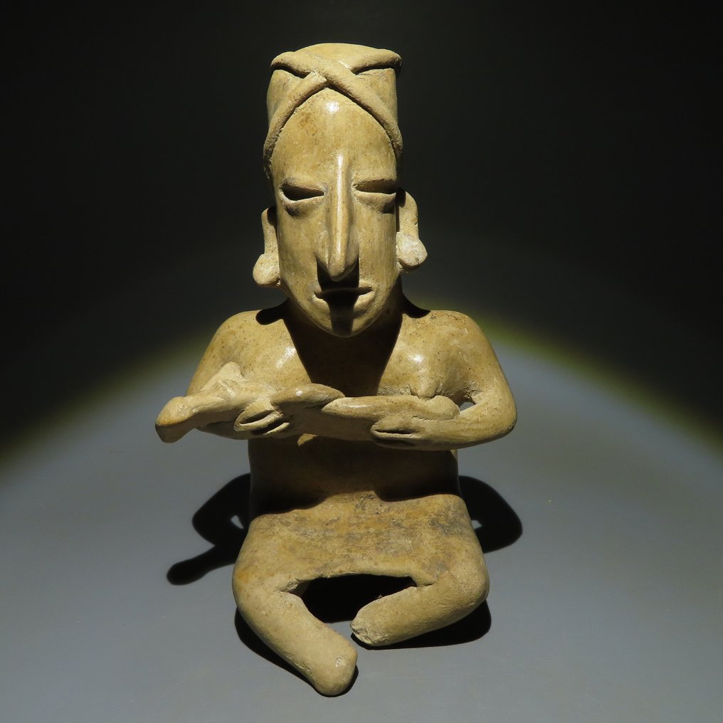 Jalisco, Westmexiko Terracotta Mutterschaftsfigur. 200 v. Chr. – 200 n. Chr. 16 cm H. Spanische Importlizenz. #1.2