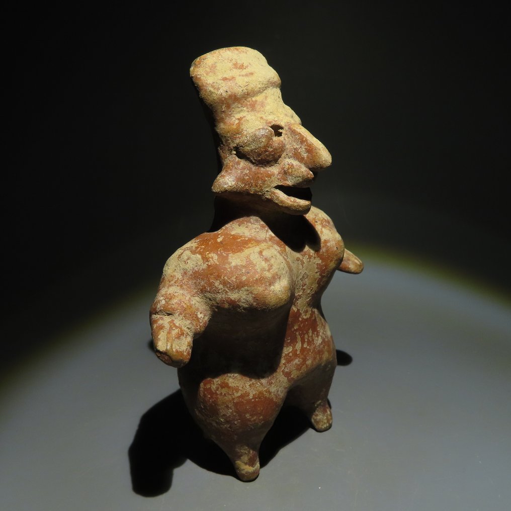 Jalisco, västra Mexiko Terrakotta Kvinnlig figur. 200 f.Kr. - 200 e.Kr. 14,5 cm H. Spansk importlicens. #2.1