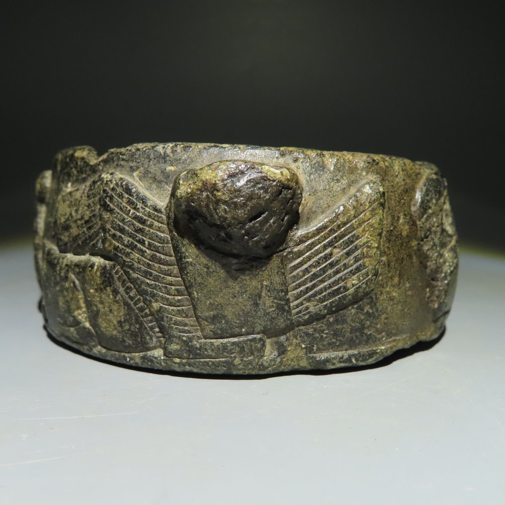 索不达米亚 石头 有狮身人面像的奠酒碗。公元前一世纪初。 12 厘米 D。西班牙出口许可证。 #2.1