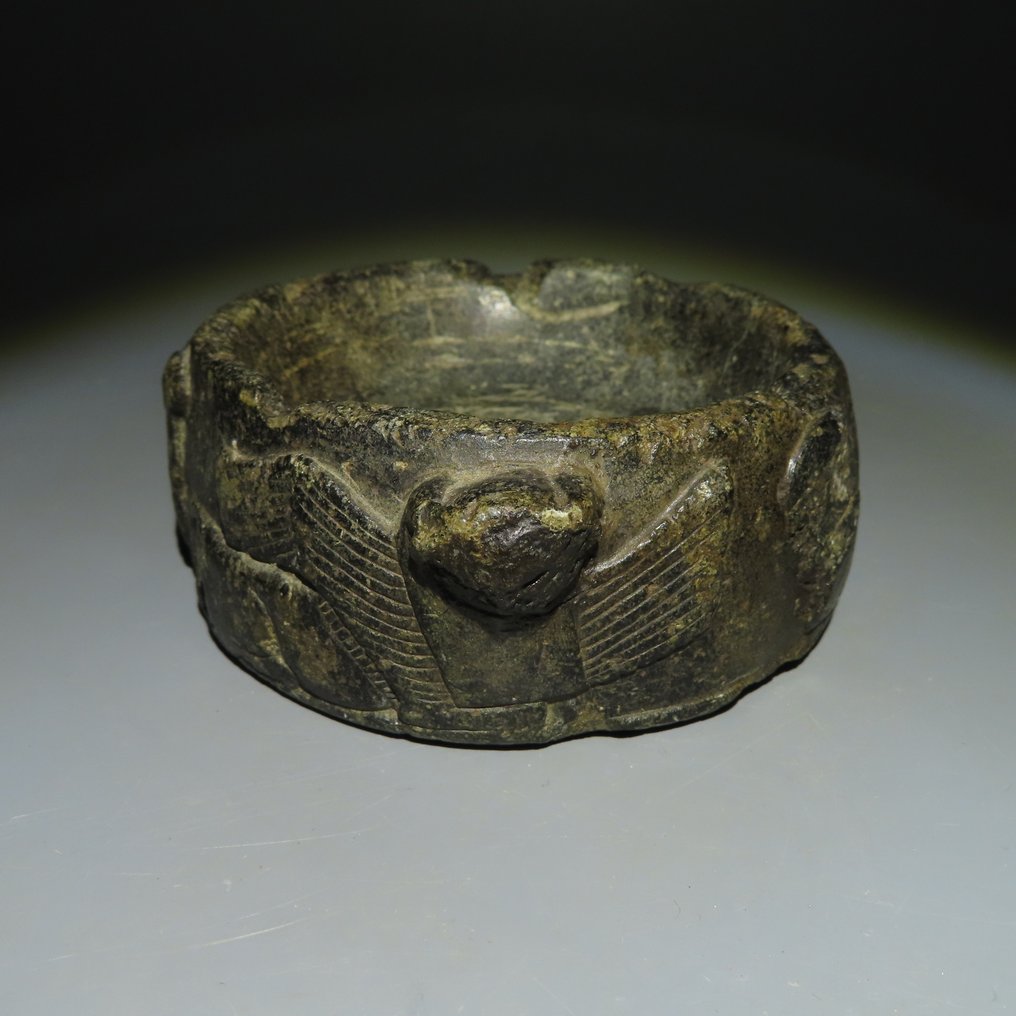 索不达米亚 石头 有狮身人面像的奠酒碗。公元前一世纪初。 12 厘米 D。西班牙出口许可证。 #1.2