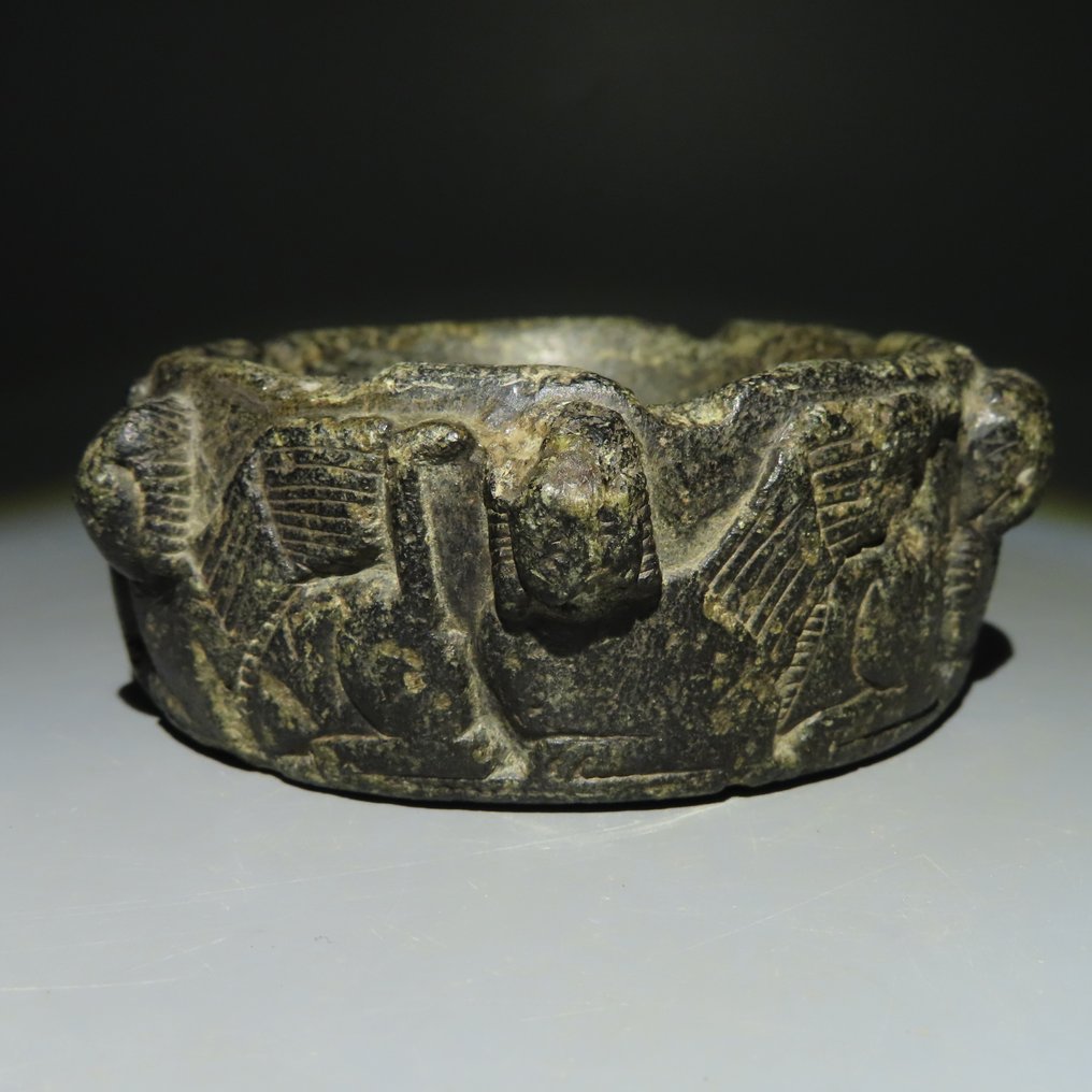 索不达米亚 石头 有狮身人面像的奠酒碗。公元前一世纪初。 12 厘米 D。西班牙出口许可证。 #1.1