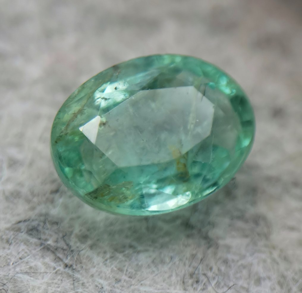 Green Emerald - 2.56 ct #2.1
