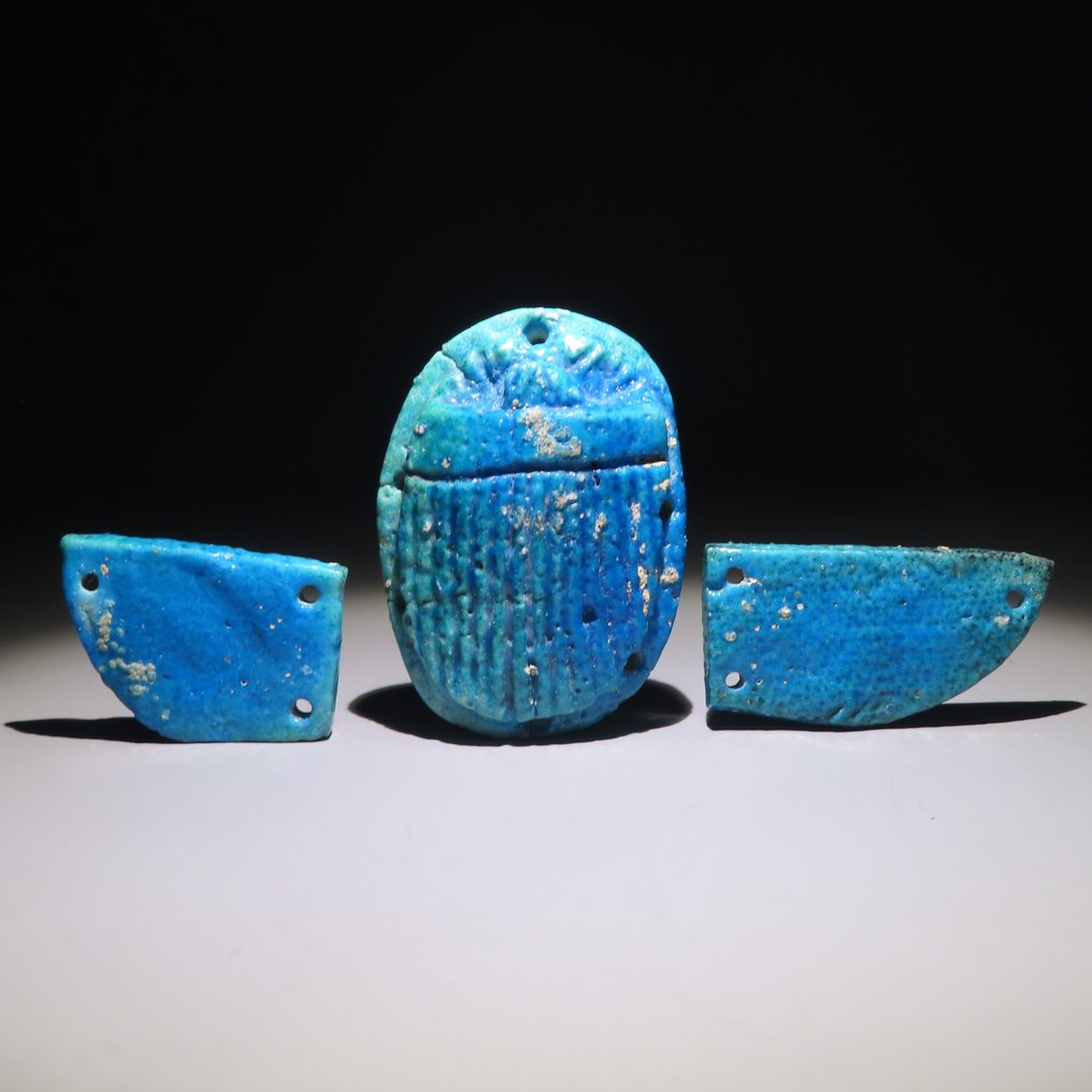 Antigo Egito, Pré-dinástico Faience, Escaravelho alado peitoral fino azul. 1070-332 AC. 12 cm L. Licença de Exportação Espanhola. Escaravelho alado peitoral. #1.1