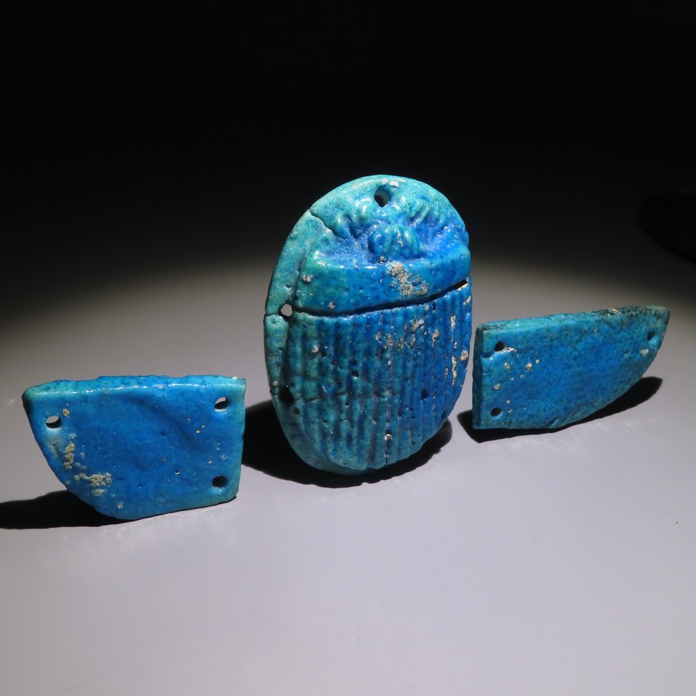 Antigo Egito, Pré-dinástico Faience, Escaravelho alado peitoral fino azul. 1070-332 AC. 12 cm L. Licença de Exportação Espanhola. Escaravelho alado peitoral. #1.2
