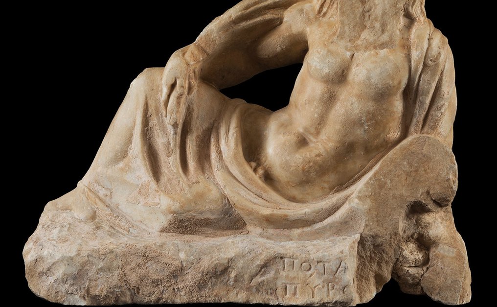 Ókori római Márvány Egy folyami istenség szobra, Sagarius folyó. Kr.u. 1. - 3. század. 43 cm L. #1.1