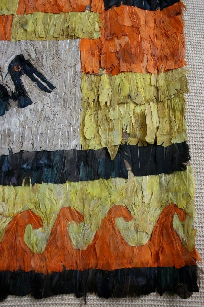 莫切-奇穆 棉质仪式斗篷黑鹈鹕神挂毯上的羽毛作品。拥有西班牙文化遗产 白色背景，下边缘有橙色波浪（黄色、橙色、黑色和白色羽毛） - 60×0.05×60 cm - (1) #2.1