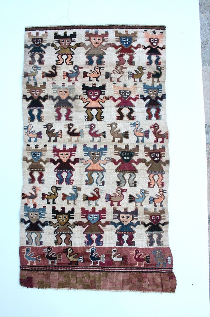 Chancay Wandteppich aus Kamelidenwolle. Spanische Exportlizenz. 76 x 42 cm. Zeremonieller Tanz gemischtrassiger Wesen, die sich an den Händen halten. - 76 cm #1.2