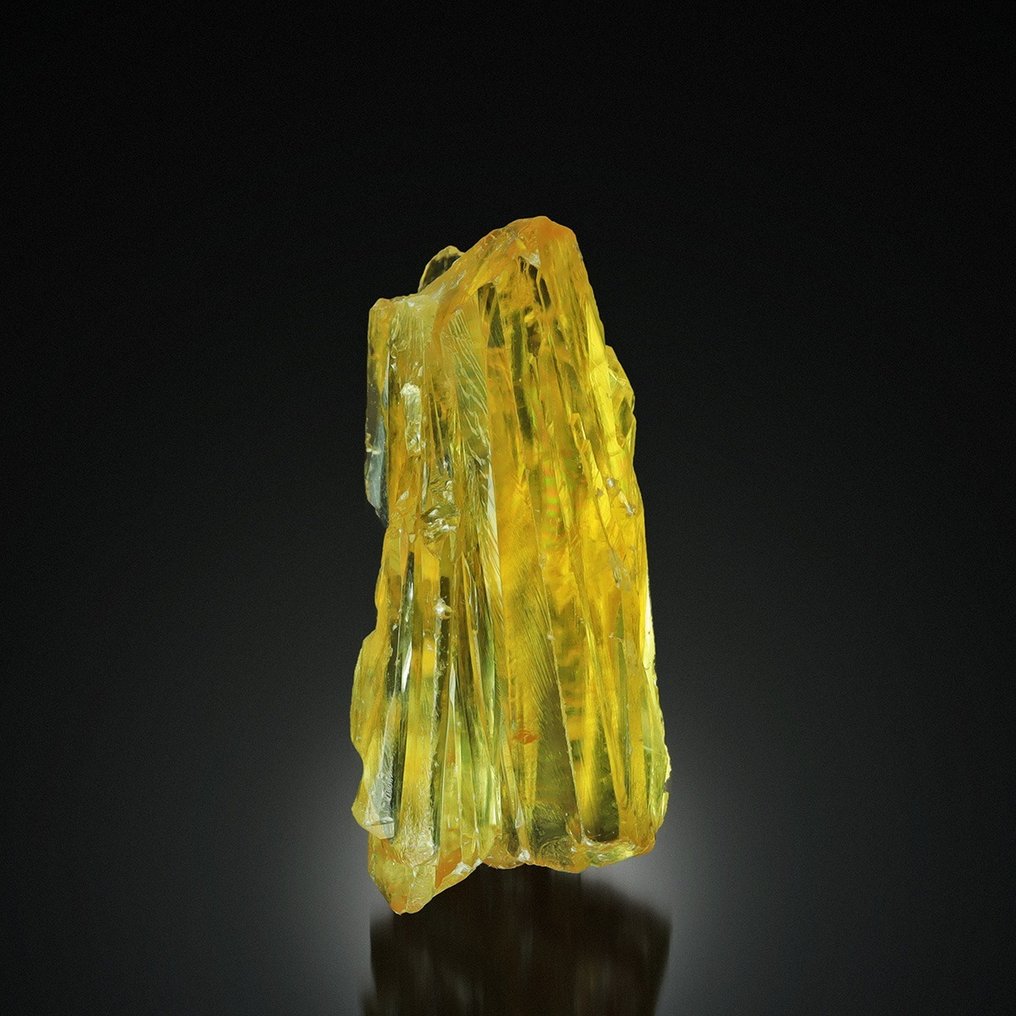 Fantastisk gravert honningkalsitt Krystall - Høyde: 4 cm - Bredde: 2 cm- 13 g #1.0