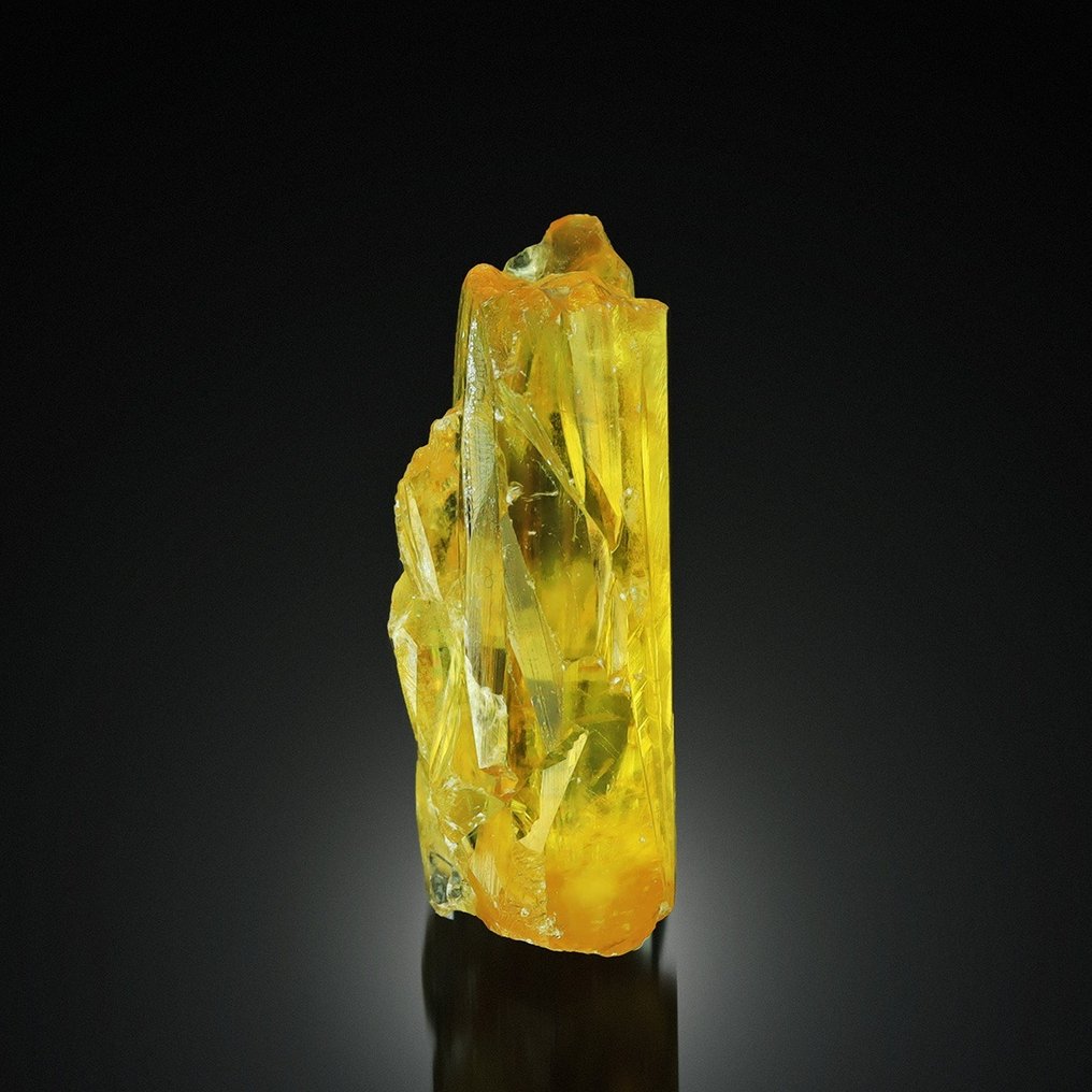 Fantastisk gravert honningkalsitt Krystall - Høyde: 4 cm - Bredde: 2 cm- 13 g #2.1