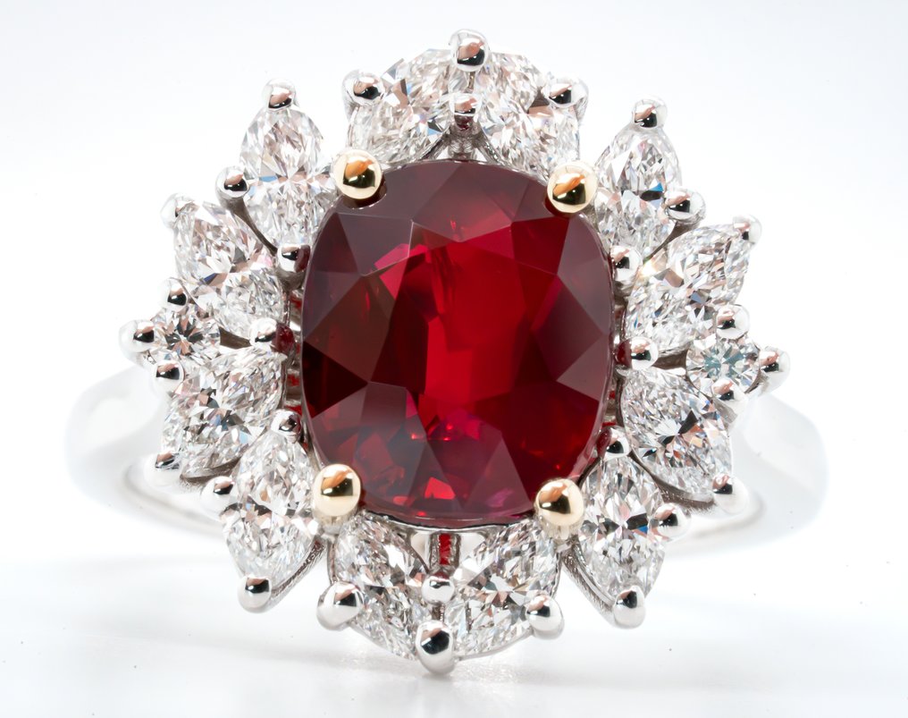 戒指 - 18K包金 白金, “鸽血红”（莫桑比克） -  4.04ct. tw. 红宝石 - 钻石 - 1.12 克拉 - VS #1.1