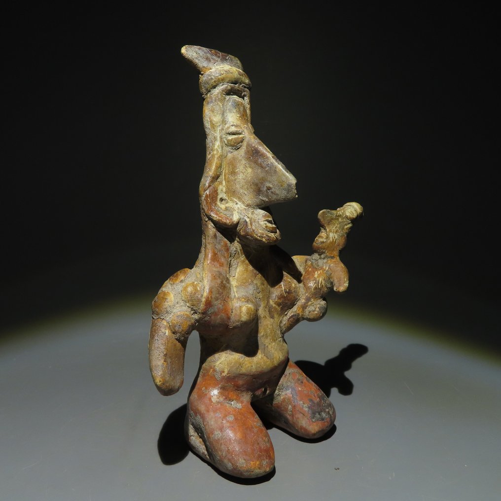 Jalisco, Westmexiko Terracotta Mutterschaftsfigur. 200 v. Chr. – 200 n. Chr. 15 cm H. Spanische Importlizenz. #1.2