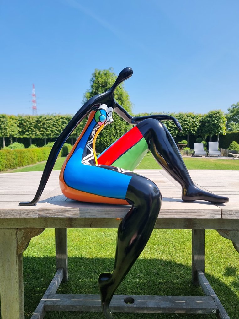 Skulptur, A seated woman - pop art sculpture - 60 cm - Fiberoptikk #1.0