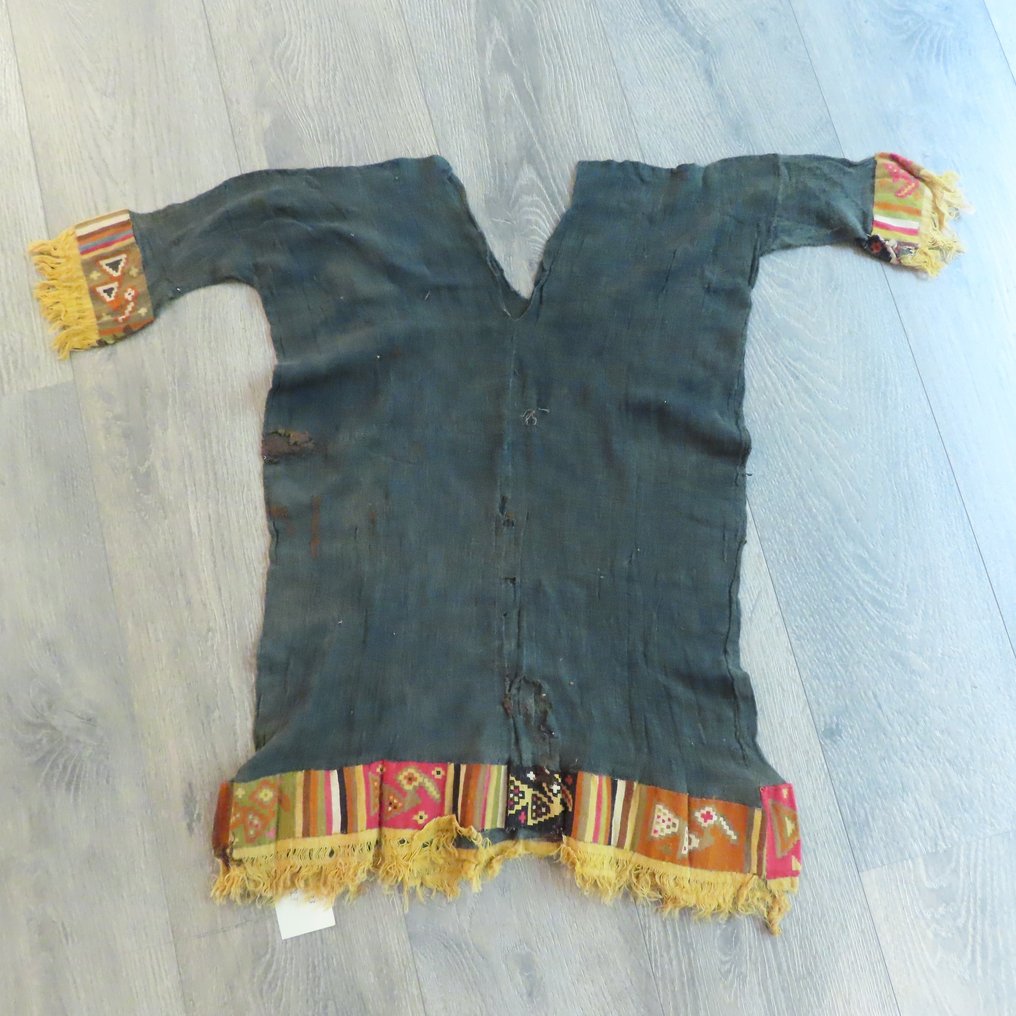 Nazca, Peru Tekstiili Täydellinen poncho-mekko. c. 200-600 jKr. Korkeus 74 cm. Espanjan tuontiluvalla. #1.2