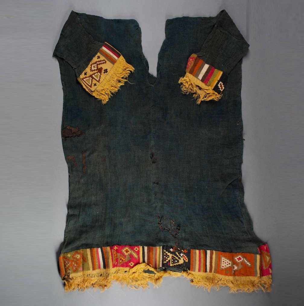 秘魯納斯卡 紡織品 完整的斗篷連身裙。 C。西元 200 - 600 年。 74 公分高。具有西班牙進口許可證。 #1.1
