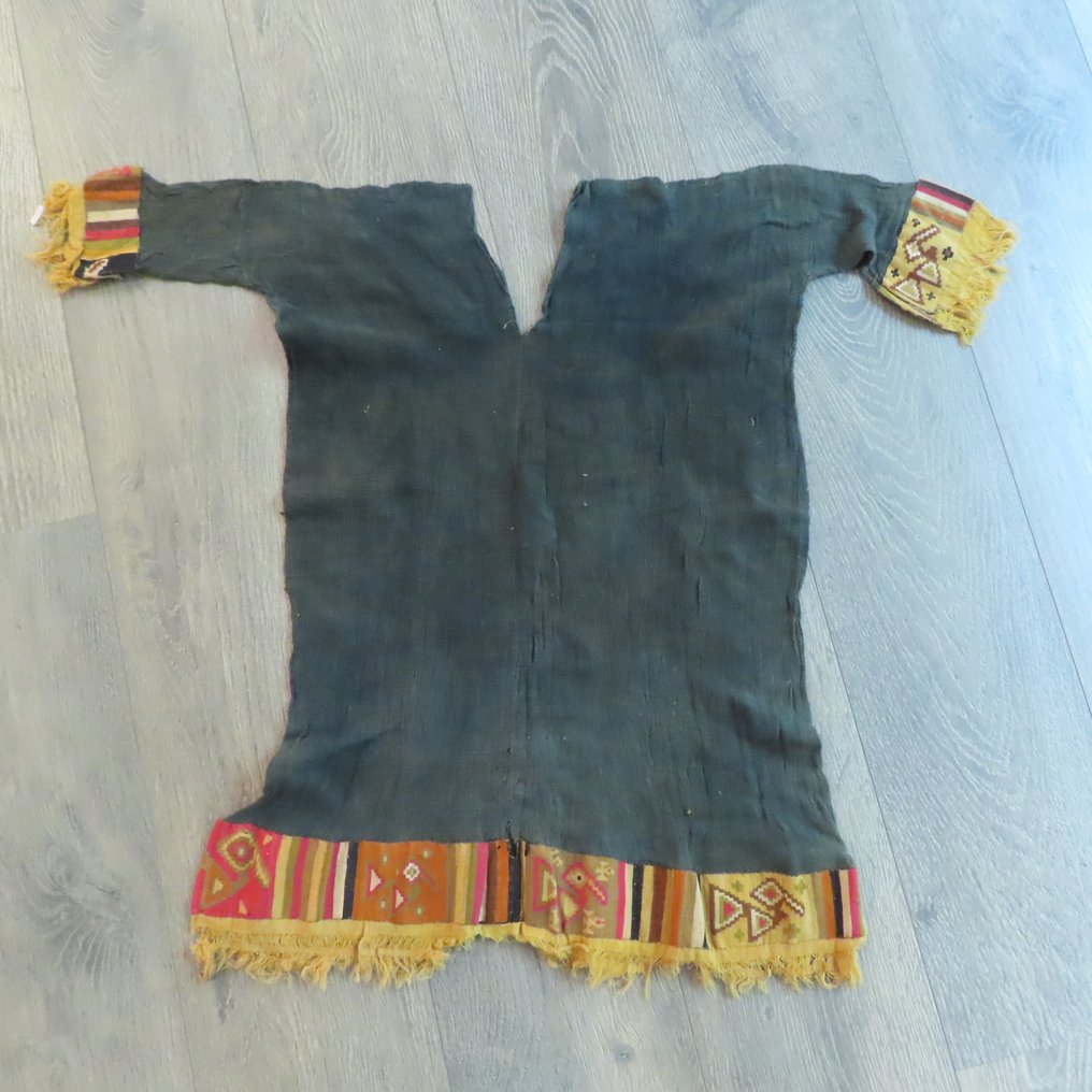 秘魯納斯卡 紡織品 完整的斗篷連身裙。 C。西元 200 - 600 年。 74 公分高。具有西班牙進口許可證。 #2.1