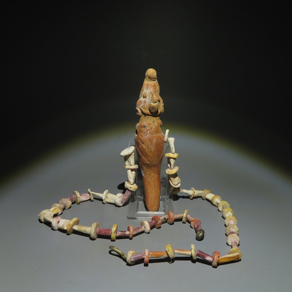 Nayarit, Mexico Terrakotta Anheng med Spondylus-perler. 200 f.Kr.-200 e.Kr. 63,5 cm D. Med spansk importlisens. #1.2