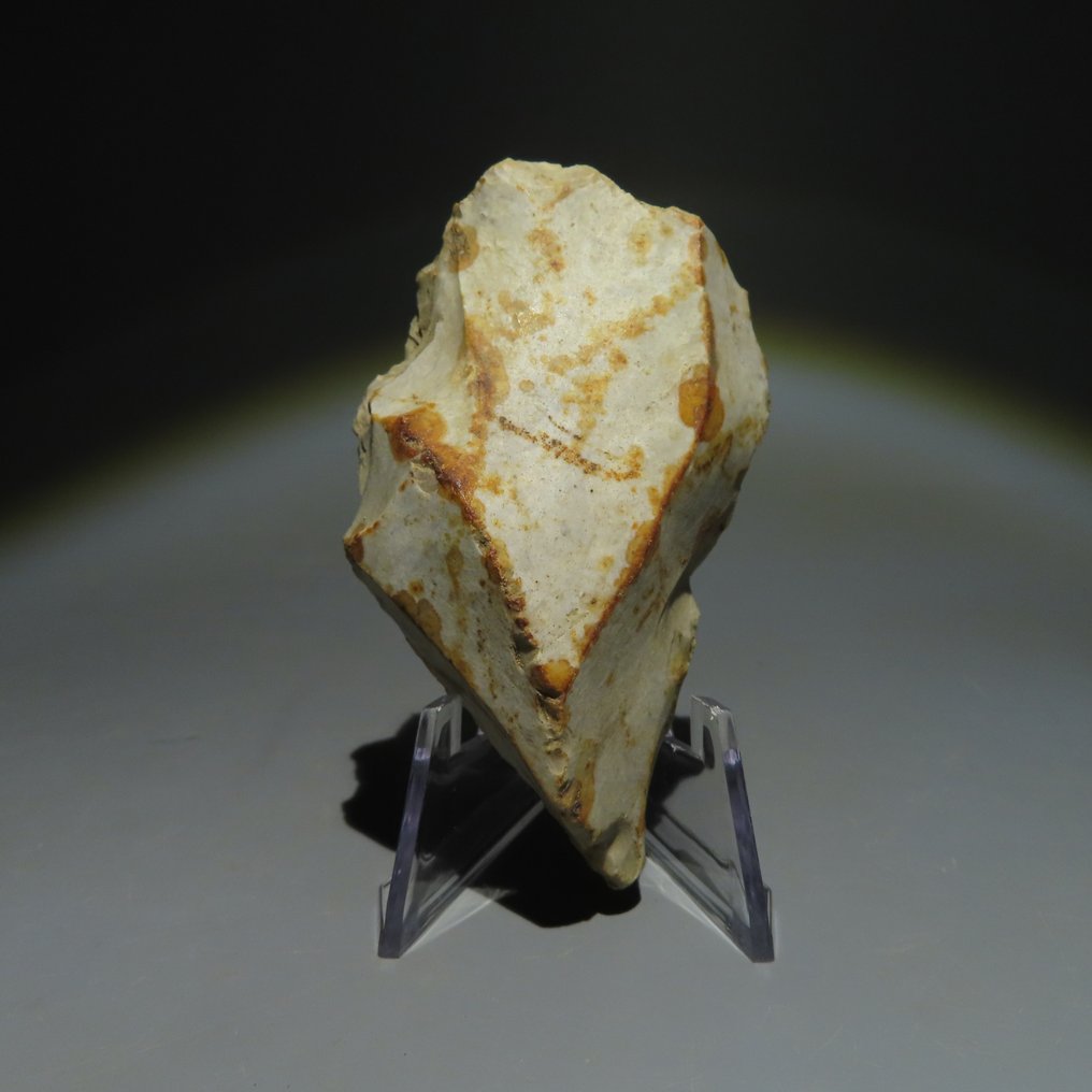 Neolithic Flint Flint tool. Michelsberg Culture (found in Spiennes, Mons, Belgium). Neolithic Period, circa  (No reserve price) #1.0