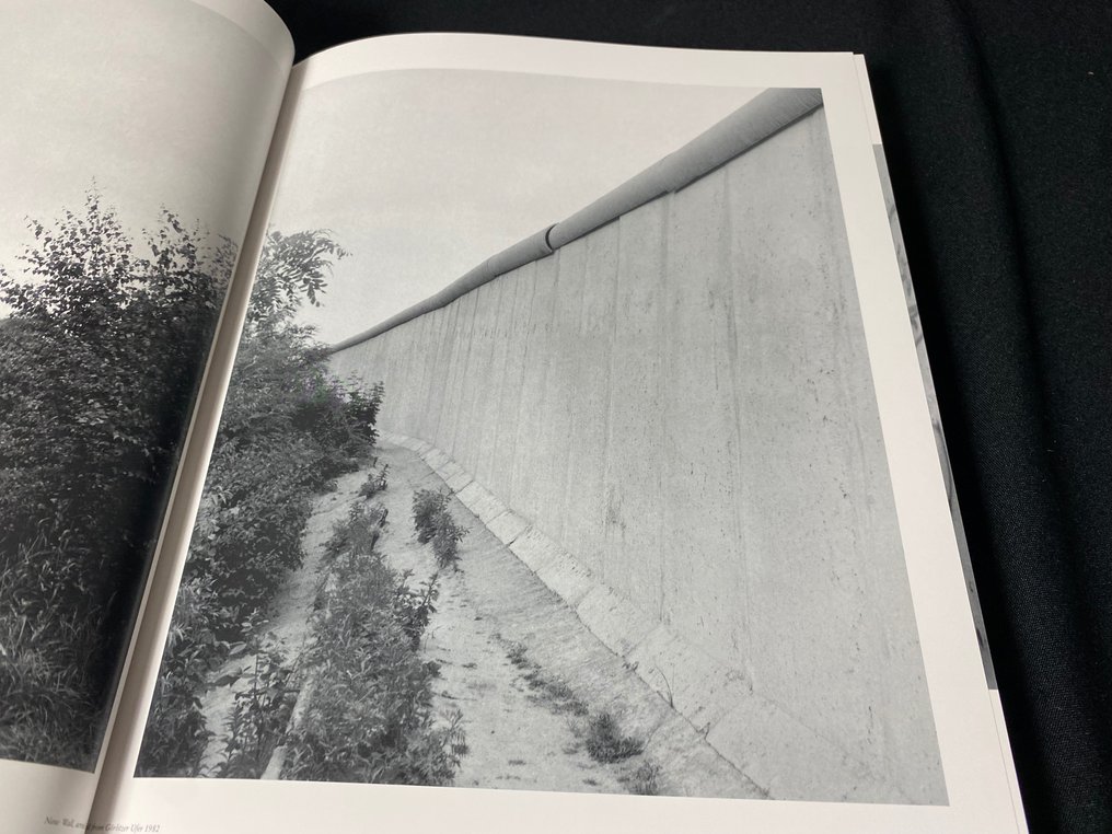 Signed; John Gossage - Berlin in the time of the wall (DUSTJACKET, SLIPCASE, SUPER FRESH) - 2004 #3.2