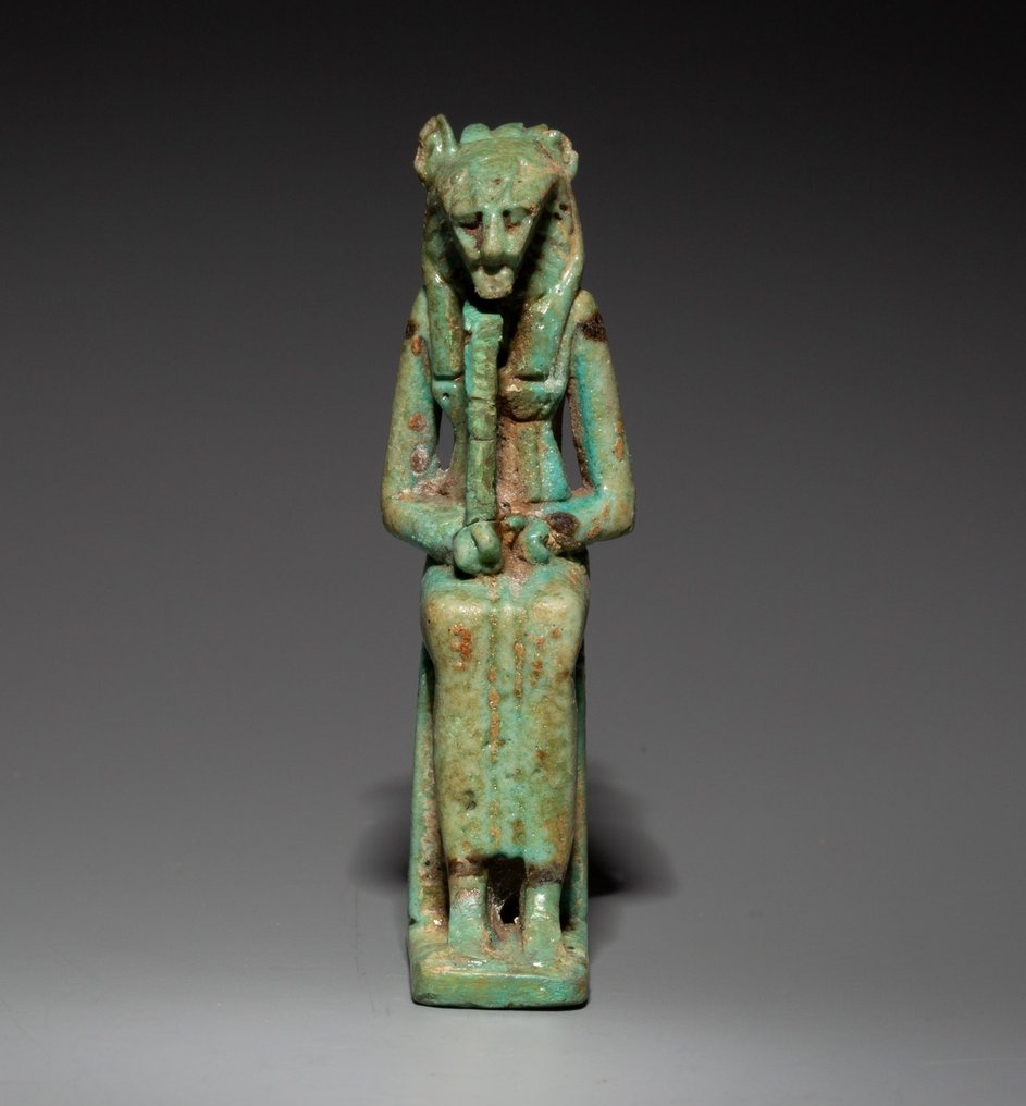 古埃及 Faience 女神塞赫麥特的護身符。晚期，西元前 664 - 323 年。 7 公分高。西班牙出口許可證。 #2.1
