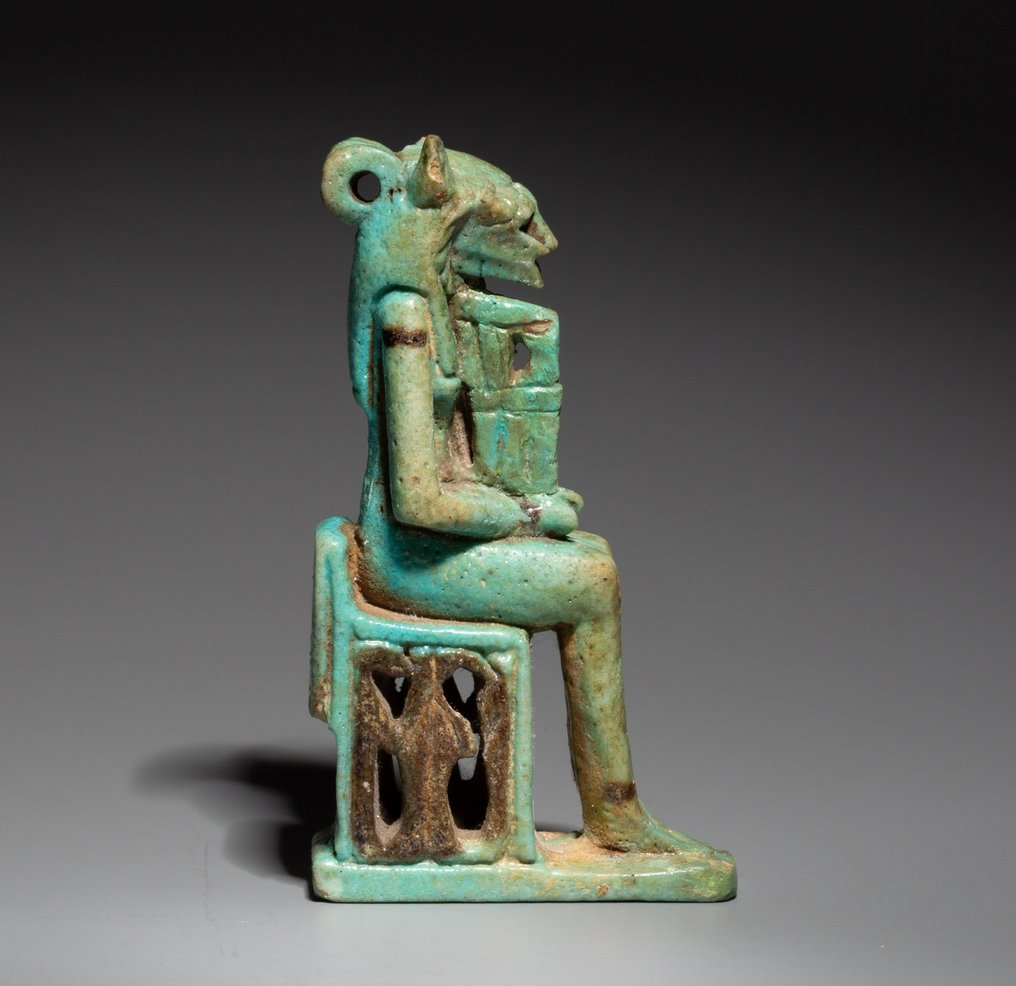 Egiptul Antic FaianÈ›Äƒ Amuleta zeiței Sekhmet. Perioada târzie, 664 - 323 î.Hr. 7 cm H. Licență de export spaniolă. #1.2