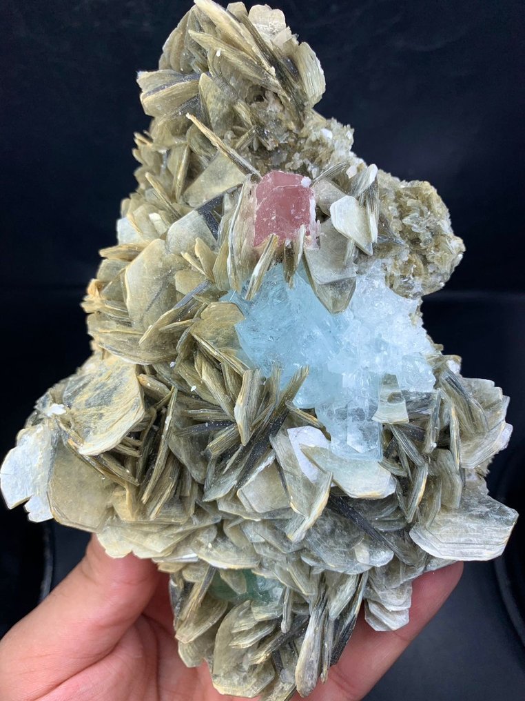 Aesthetic Aquamarine Specimen with Appetite, Flourite & miscov Specimen - Height: 170 mm - Width: 113 mm- 980 g - (1) #2.1