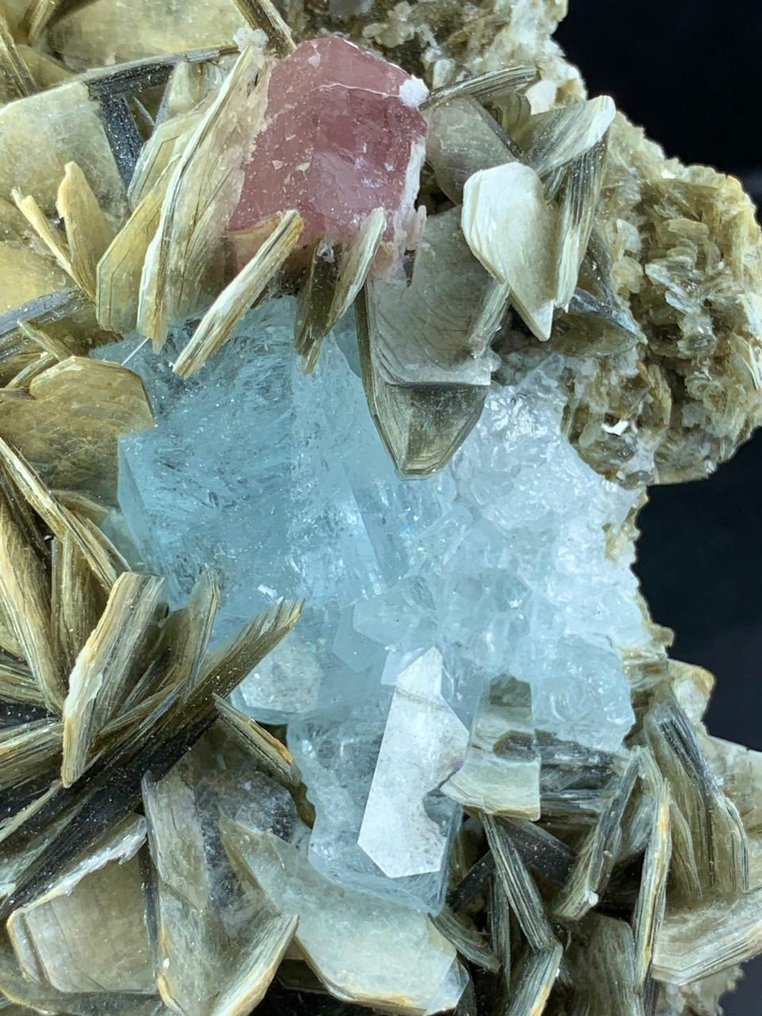 Aesthetic Aquamarine Specimen with Appetite, Flourite & miscov Specimen - Height: 170 mm - Width: 113 mm- 980 g - (1) #3.2