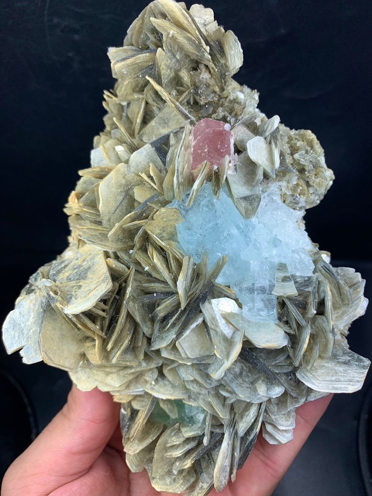 Aesthetic Aquamarine Specimen with Appetite, Flourite & miscov Specimen - Height: 170 mm - Width: 113 mm- 980 g - (1) #1.0
