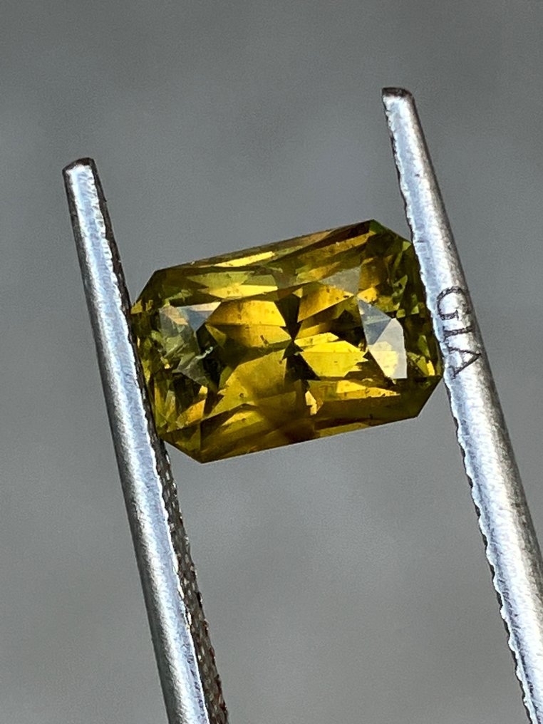 1 pcs  Green, Yellow  - 1.91 ct - Gemological Institute of America (GIA) #2.1